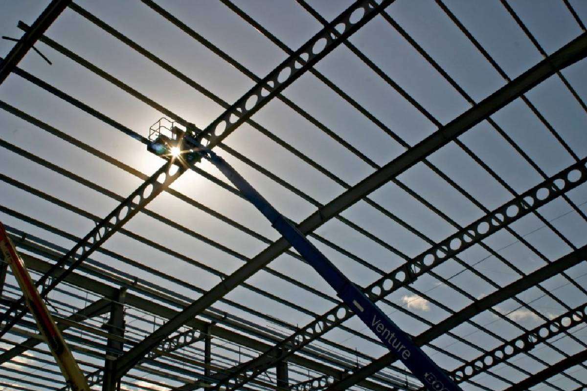 What Factors Determine the Spacing of Purlins in Roof Structures?